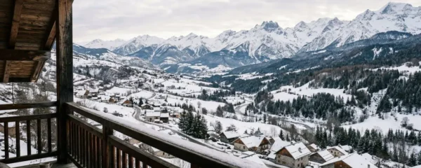 Vue panoramique vallée Champsaur depuis balcon appartement montagne enneigée